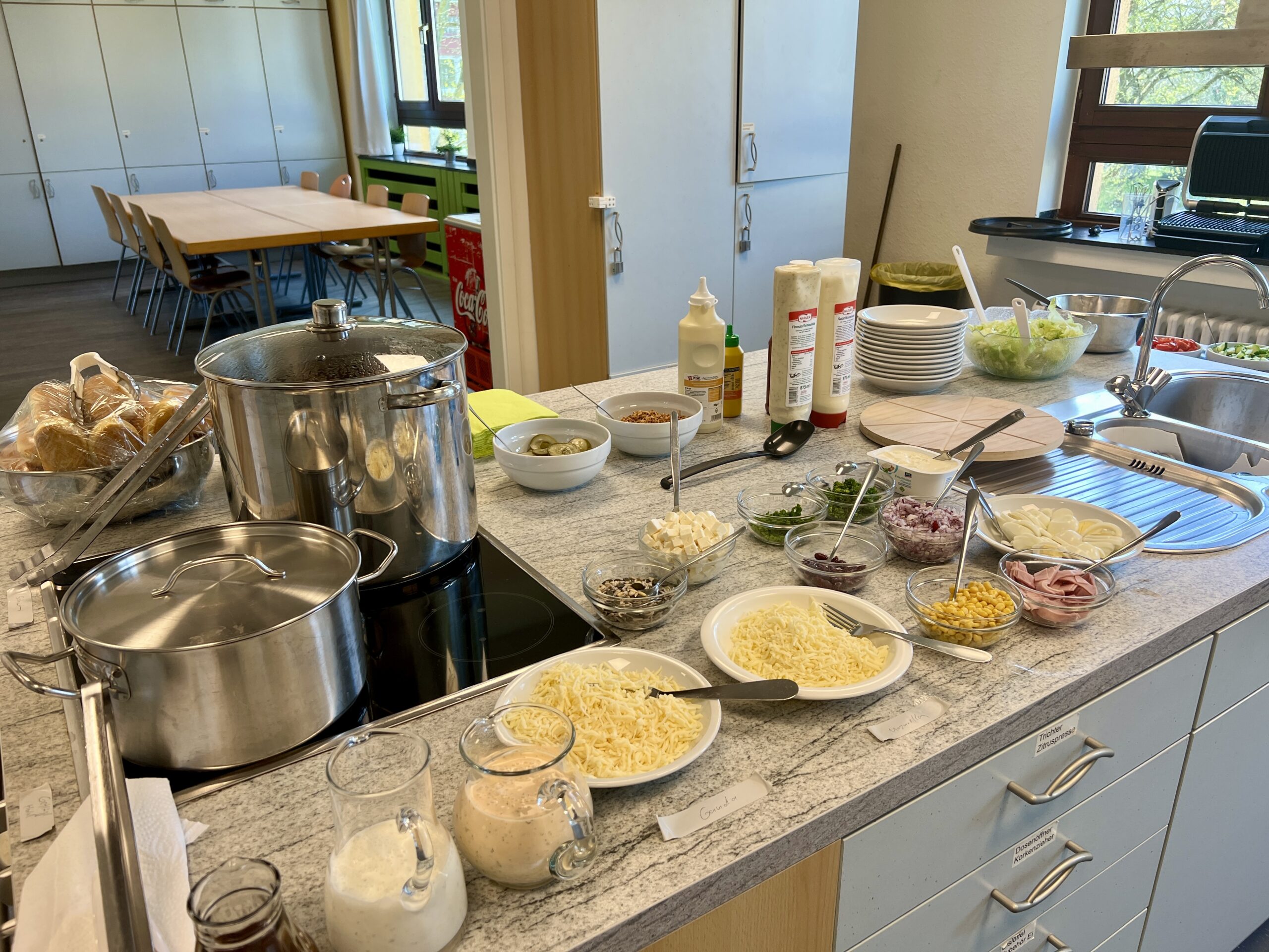 Vorbereitetes Buffet in der Küche des Jugendhofs Vogelheim